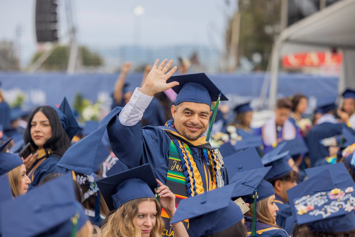 calstate's tweet image. Waving goodbye to 2024 and embracing the opportunities of 2025!

We are excited to continue advancing student success for America's new majority—#FirstGeneration college students, working adults, and people of color. Here's to a transformative year ahead! 🌟

#HappyNewYear