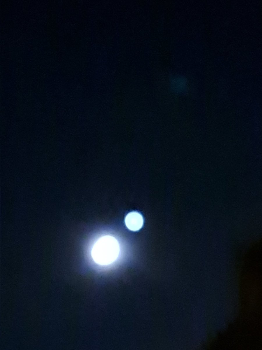 Blobs in the sky tonight, Moon and Venus, great to see👍