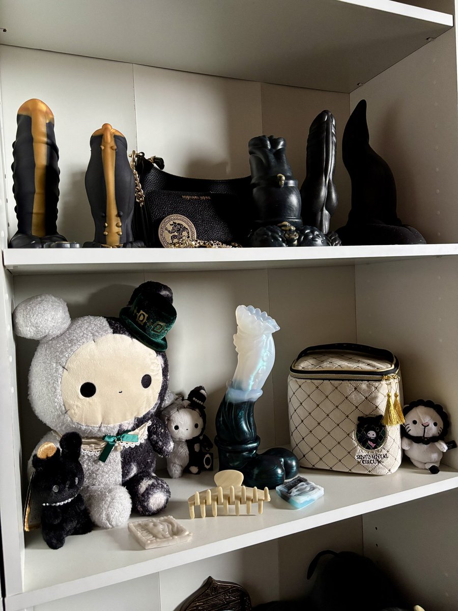 taurenjoyer's tweet photo. Arion found his spot on the shelf quite nicely. The deep green base and color shift match so perfectly. Made by @_TheWickedHunt 🖤💚🤍 https://t.co/QhPpKsIt3A