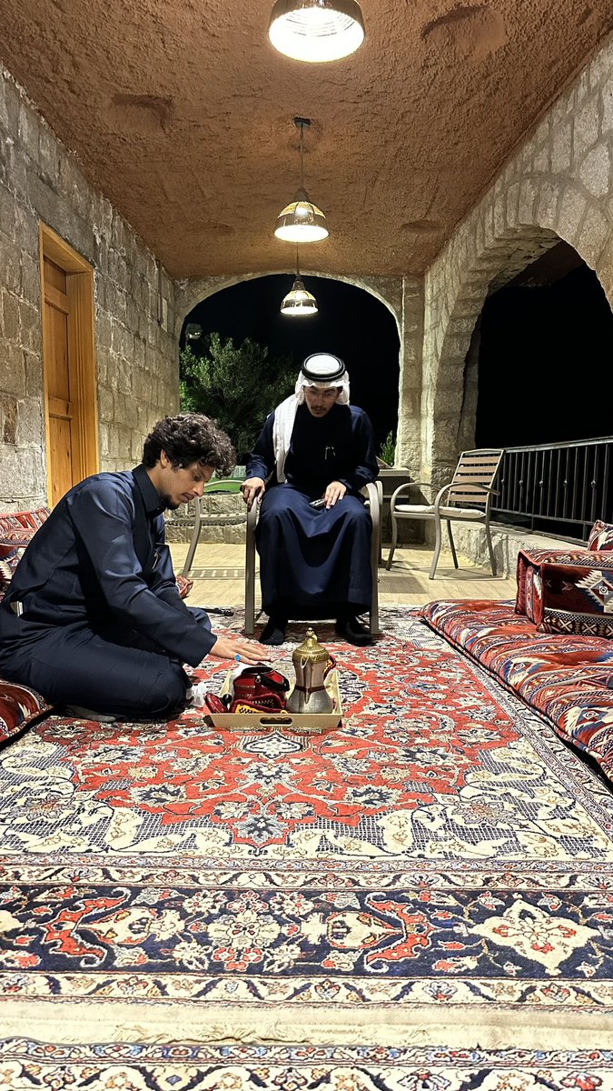 بعد مناسبة سعيدة في أعالي جبل شدا اليماني البهي العملاق
أعجب الأصحاب بالتكوين الجرانيتي للصخور والأجواء ورائحة البن الزكية
استأذنت أستاذي وصديقي الباحث والمؤرخ أ/ ناصر الشدوي 
في جلسة بصحبته ومبيت خفيف بمنتجعه الجميل
بادر كعادته بسرور وترحيب وحفاوة
ليلة أصيلة كنقوش شدا وأهلها👏🏻♥️