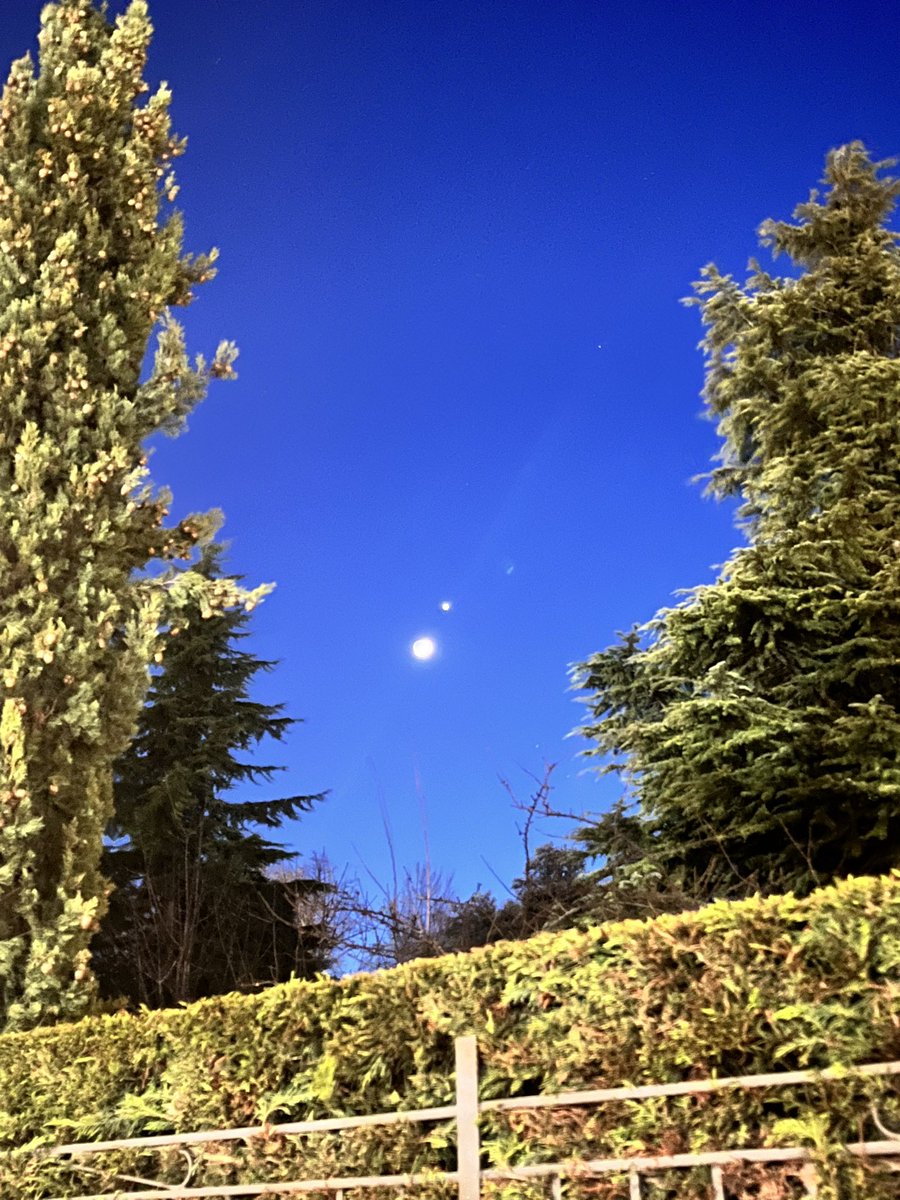 cesa_rina84's tweet photo. Questo meraviglioso spettacolo 
Luna-Venere 
♥️ https://t.co/sUyW001upX