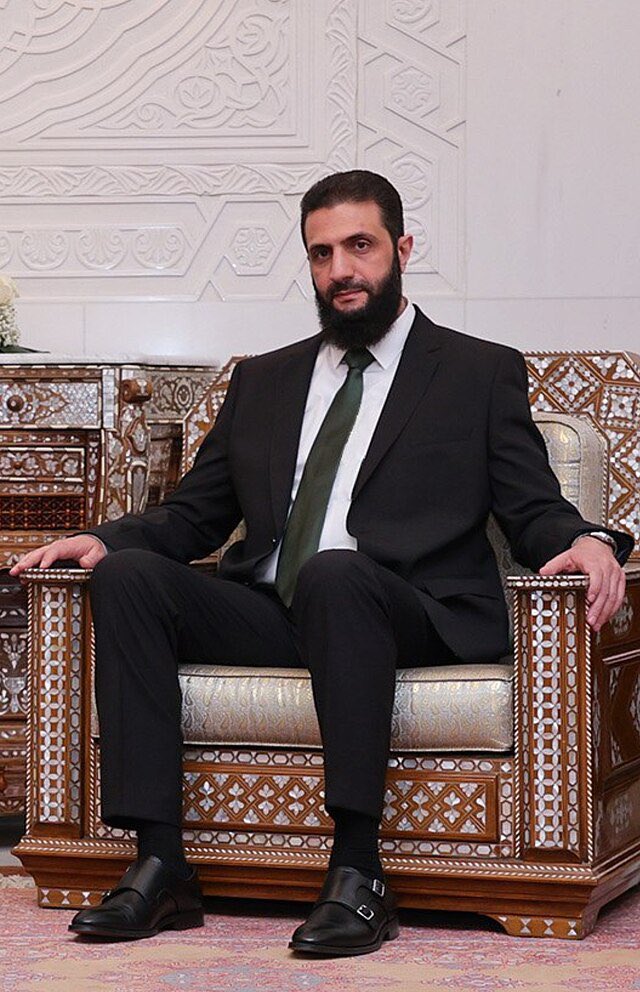 Kravat taksan da, takım elbise giysen de, hatta frak giyip papyonla bezensen de sen, o IŞİDci Colanisin. Senin liderliğinde köyler ve kasabalar istila edildi. Bombalı saldırılar düzenlendi. Erkekler katledildi, kadınlar pazar yerlerinde satıldı. Senin yönetiminde her türlü