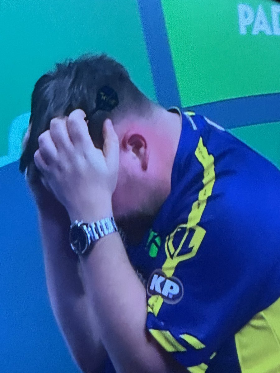 I expected it to be close. Witnessed something special tonight 
#lovethedarts