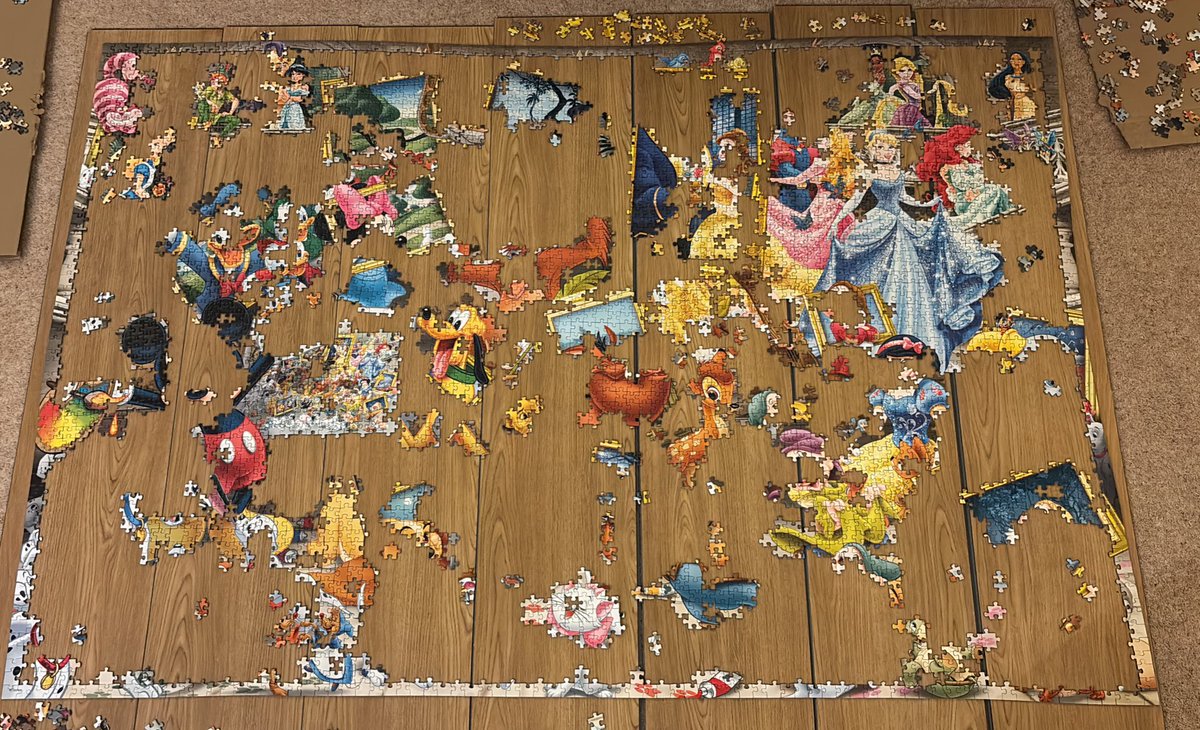 MissD_Y6's tweet image. any other teacher spending their last few days of the holidays trying to finish a 5000 piece jigsaw- this is 5 days in!😍