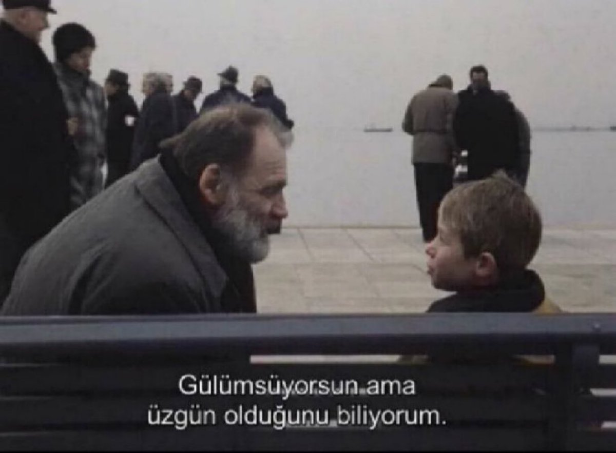 “Gülümsüyorsun ama üzgün olduğunu biliyorum..”

 (Sonsuzluk Bir Gün)