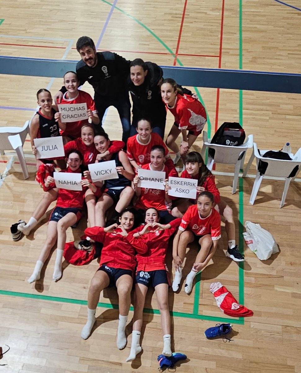 La selección navarra de infantil femenino se acuerda de sus compañeras reservas Julia, Oihane, Nahia y Vicky, que entrenaron con el grupo hasta el último día, pero no han podido viajar a Huelva. ¡Muchas gracias! Eskerrik asko!👏👏