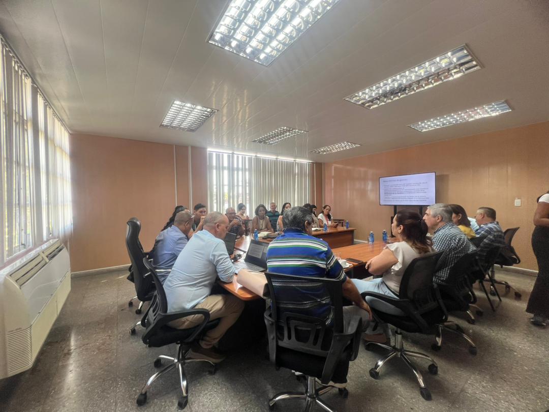 EdMartDiaz's tweet photo. Junto a Susely Morfa @SuselyMorfaG miembro del CCPCC, Jefa del Departamento de Atención al Sector Social y Mayda Mauri, presidenta de @BioCubaFarma visitamos la planta de producción de Sueros y Hemoderivados en occidente que reanudó sus operaciones fabriles. #UnidosXCuba https://t.co/euAYT3ulvD