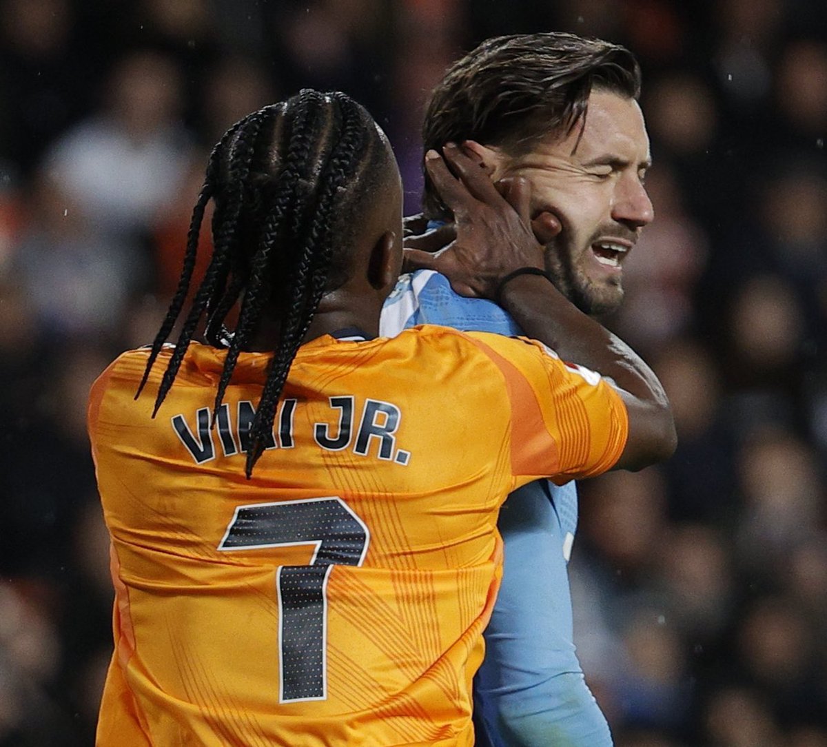 Que bien Vinicius Luther King Jr intentándole hacer unas trenzas como las suyas que aprendió en Copacabana.