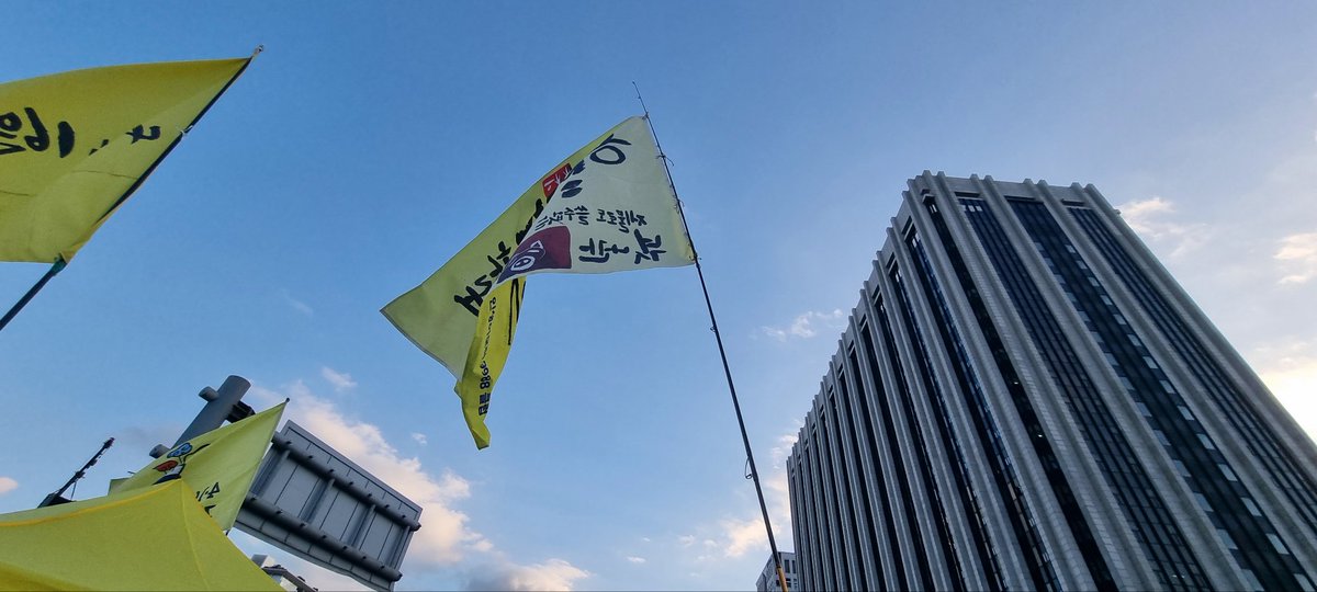 gpag21's tweet photo. 지조가 없는 지도자는 믿을 수 없고, 믿을 수 없는 지도자는 따를 수 없다. 자기의 명리(名利)만을 위하여 그 동지와 지지와 추종자를 하루아침에 함정에 빠뜨리고 달아나는 지조 없는 지도자의 무절제와 배신 앞에 우리는 얼마나 많이 실망하였는가. 조지훈의 『지조론』 https://t.co/vFAFhNC91n