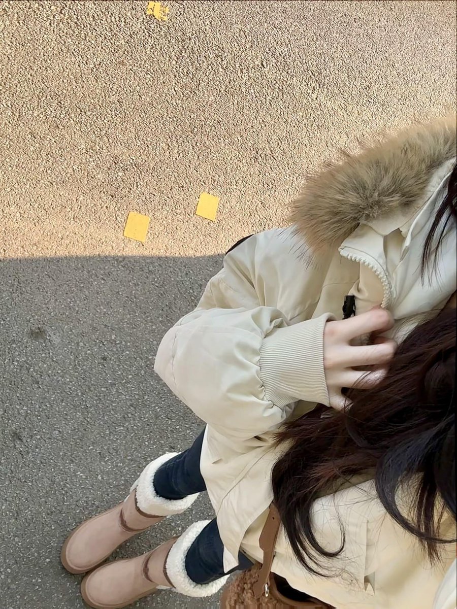 CeCeFrey8's tweet photo. Try the combination of wool hat, fleece jacket and thick-soled boots to keep warm and create a casual street style, easy to fashion through the winter!💘💘 https://t.co/J389P58Dbf