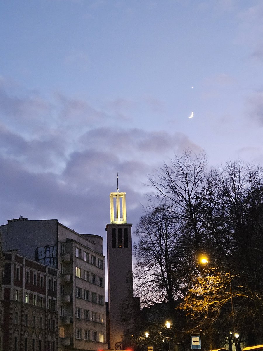 Katowice dziś wczesnym wieczorem.  Księżyc i kropka. Czy to Saturn?