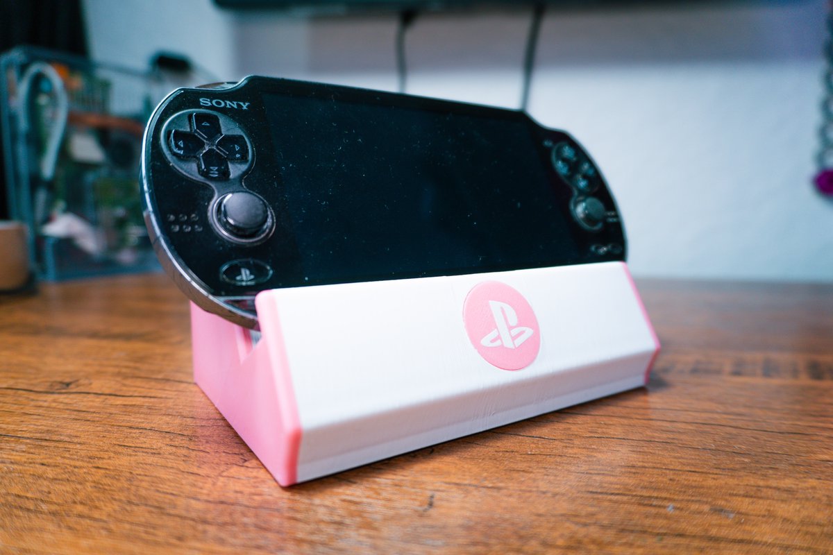 Just released OLED Variant of the dock, so my 1000's series PS Vita friends can print it out too 🤗
  makerworld.com/en/models/9320…