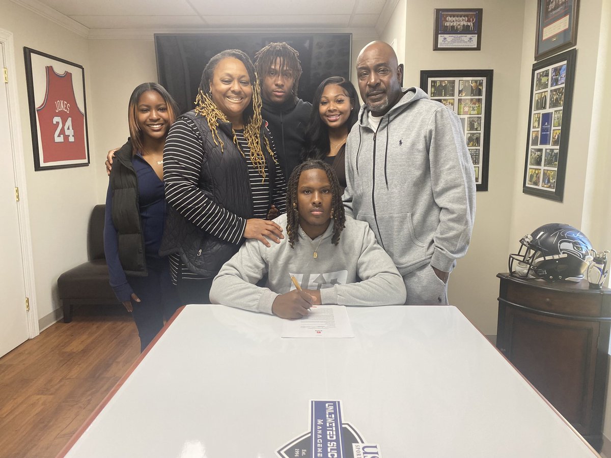 Benari (@benariblack) on Twitter photo Started the new year off right. Blessed to sign with <a href="/USS_FOOTBALL/">US Sports Management</a> 🙏🏾 Time to get to work 💯 #2025nfldraft Started the new year off right. Blessed to sign with <a href="/USS_FOOTBALL/">US Sports Management</a> 🙏🏾 Time to get to work 💯 #2025nfldraft