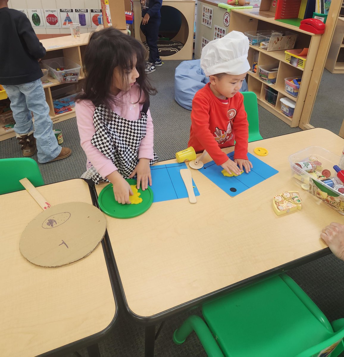 Ringing in the new year with lots of pizza🍕🔔
#playfullearning #play #school #ToolsoftheMind #Preschool #PreK