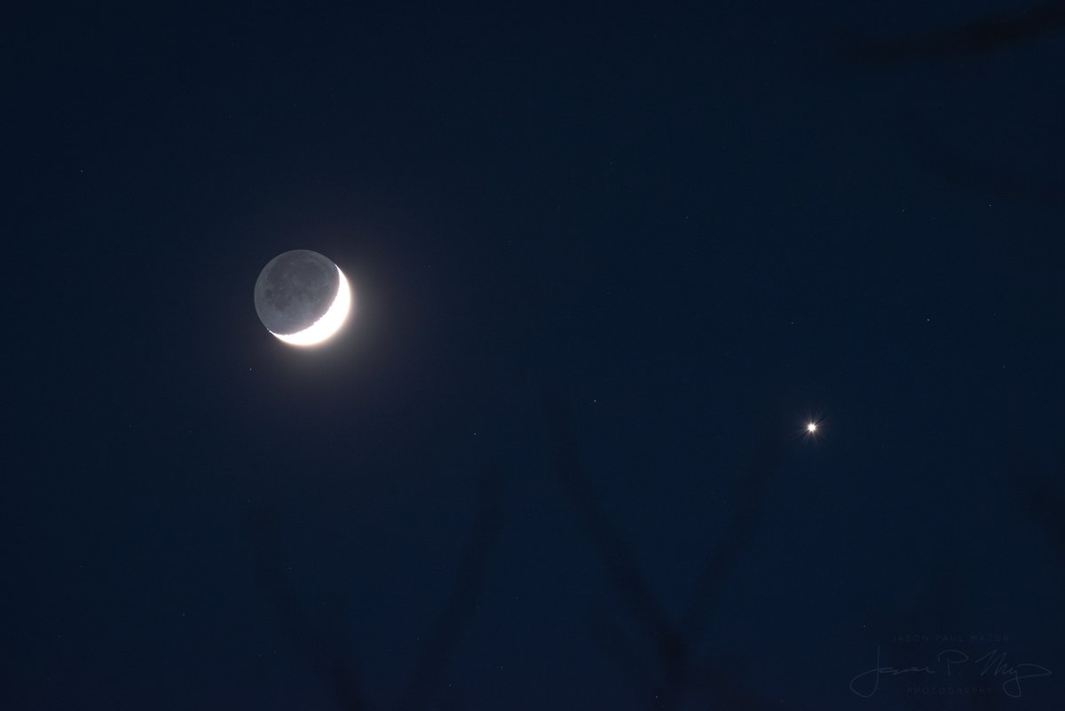 JPMajor's tweet photo. The Moon and Venus tonight 🌒🌟 https://t.co/ZsWXRjqiL2