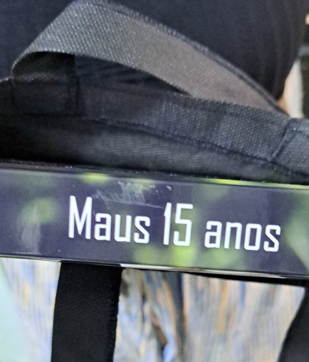lisandraclr's tweet photo. E a minha irmã que fez 15 anos e no álbum de fotos dela veio essa pérola 🤣 https://t.co/wpo4gMPaPN
