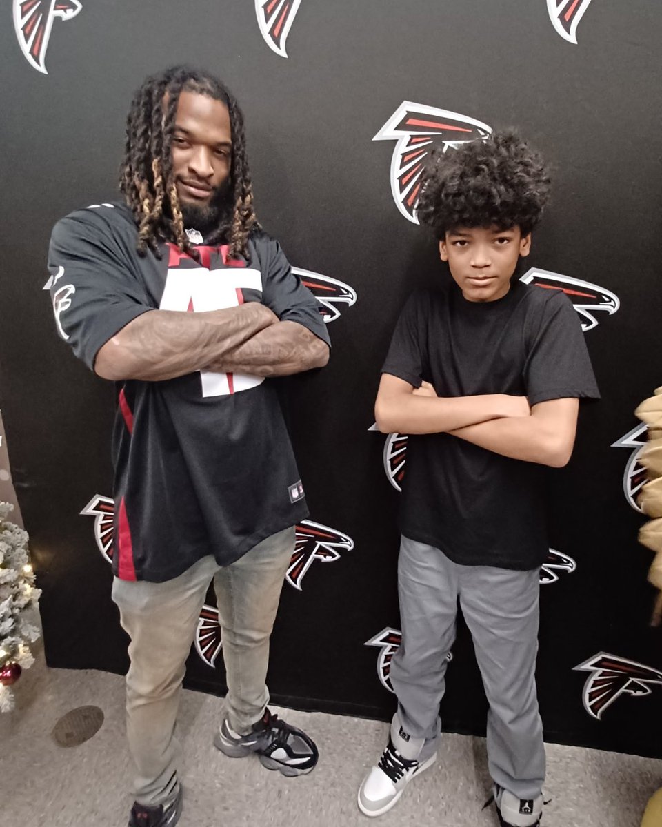 CHRIS180_Change's tweet image. Meet Jordan**, a young man we’re proud to support at CHRIS 180. Thanks to our amazing community, he got to meet @AtlantaFalcons players &amp;amp; receive the gift he always wished for. His joy shows the power of coming together! 💙📱

*Name changed for privacy.
