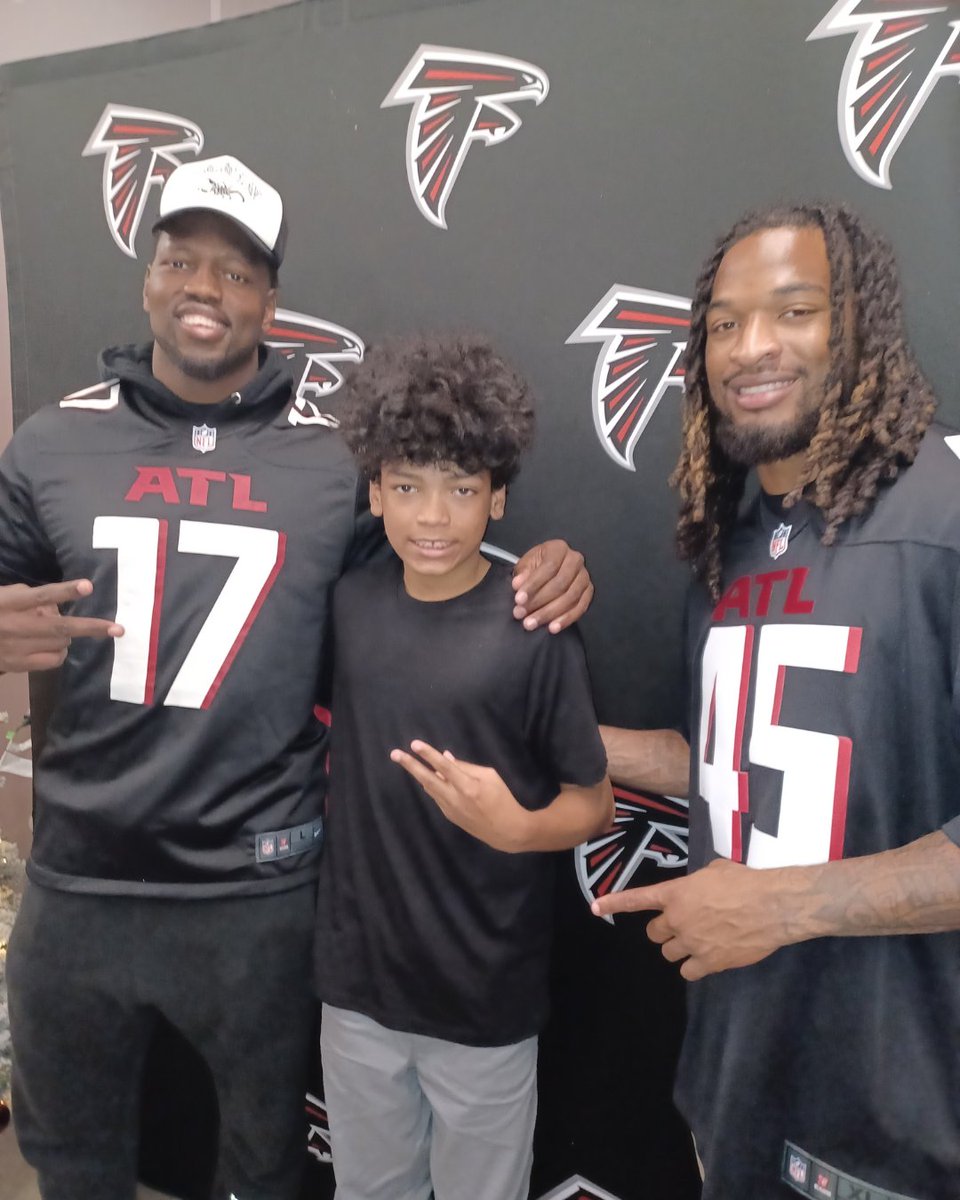 CHRIS180_Change's tweet image. Meet Jordan**, a young man we’re proud to support at CHRIS 180. Thanks to our amazing community, he got to meet @AtlantaFalcons players &amp;amp; receive the gift he always wished for. His joy shows the power of coming together! 💙📱

*Name changed for privacy.