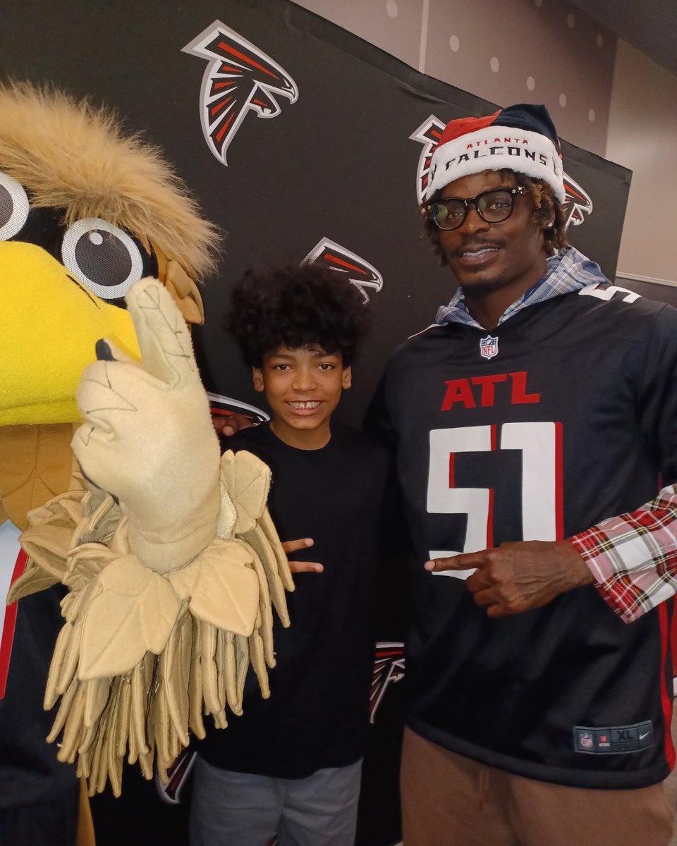 CHRIS180_Change's tweet image. Meet Jordan**, a young man we’re proud to support at CHRIS 180. Thanks to our amazing community, he got to meet @AtlantaFalcons players &amp;amp; receive the gift he always wished for. His joy shows the power of coming together! 💙📱

*Name changed for privacy.
