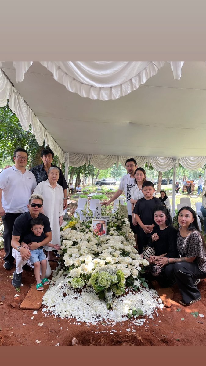 DjokdjaAgain's tweet photo. Agnez Mo in LA - Los Angeles Wildfires
And her family and friends in Indonesia. Mourning the passing of Cici THERESIA - Agnezmo's sister-in-law...

*Mami Jenny Siswono, Papi Ricky Muljoto, Koko Steve, Chloe Xaviera, Greysia Polii and NIC/ AGNATIONs
#agnezmo #agnation https://t.co/ivhXGDkxaY