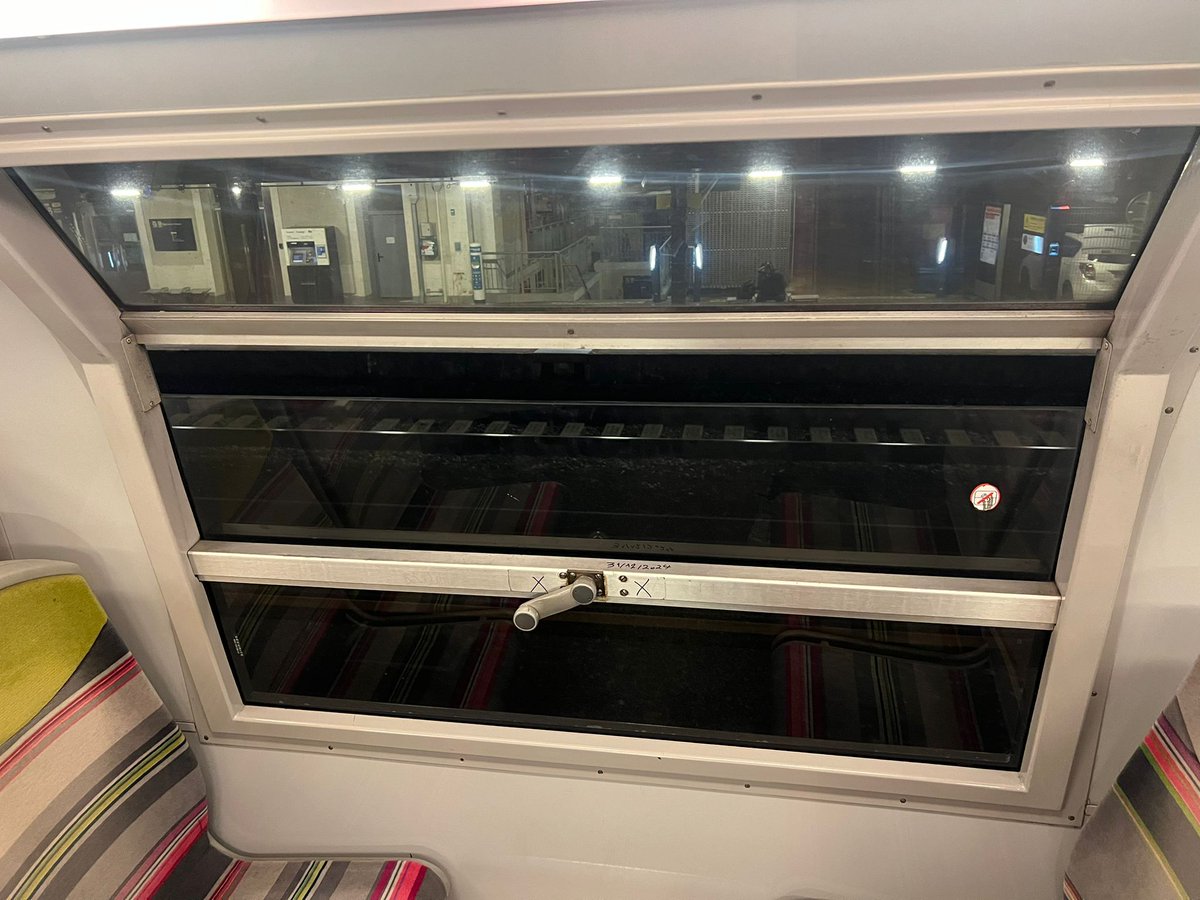 AdcPcs's tweet photo. Svp @RERC_SNCF. Remorque ZR 25615, une fenêtre ne ferme plus, déja signalée mardi via Qr code... le seul changement noté ce matin : le groupe de chauffage à volontairement été mis hors service ! Ça caille et rame en US... https://t.co/wkqaJCL2KR