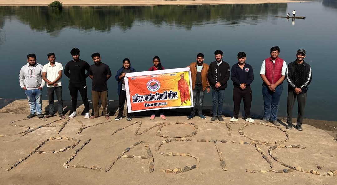 ABVPMK's tweet photo. अभाविप बालाघाट द्वारा स्वामी विवेकानंद जी की जयंती एवं राष्ट्रीय युवा दिवस के अवसर पर आयोजित हो रहे साप्ताहिक कार्यक्रम के निम्मित नगर स्थित शंकर घाट में स्वच्छता अभियान चलाया गया साथ ही 'SAY NO TO PLASTIC' का संदेश दिया गया।
#ABVPMahakoshal
#StudentForDevelopment https://t.co/26Qi2CMGPe