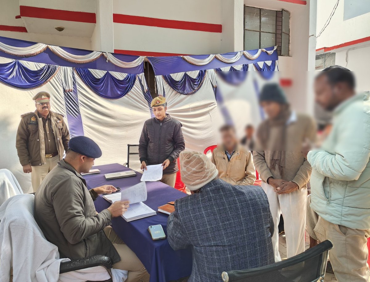 mahobapolice's tweet photo. #SP_MBA श्री पलाश बंसल द्वारा थाना समाधान दिवस के अवसर पर जनपद महोबा के थाना कोतवाली नगर में मौजूद रहकर क्षेत्र से सम्बन्धित जनसमस्याओं की सुनवाई की गई।
🔸इस दौरान फरियादियों से संवाद कर उनकी शिकायतों को गम्भीरता पूर्वक सुना गया एवं शिकायत निस्तारण के प्रति उनको आश्वस्त करते हुए प्राप्त हुई जन शिकायतों का निस्तारण सुनिश्चित किए/कराए जाने के सम्बन्ध में सम्बन्धित पुलिस एवं राजस्व विभाग के अधि./कर्म. को मौके पर आवश्यक दिशा-निर्देश दिए गए हैं।
#UPCM
#UPPolice