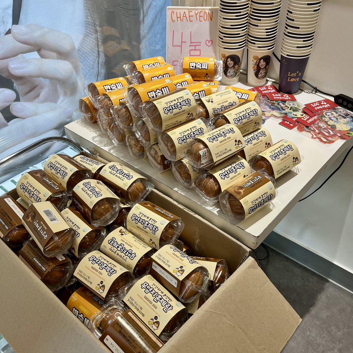 flowerchaen's tweet image. 아버님 어머님께서 반숙란, 훈제란을 선물로 전해주셨습니다!🥰
카페에 방문하시는 채리쉬께서는 많은 분들이 나눔받으실 수 있도록 인당 하나씩 가져가주세요~