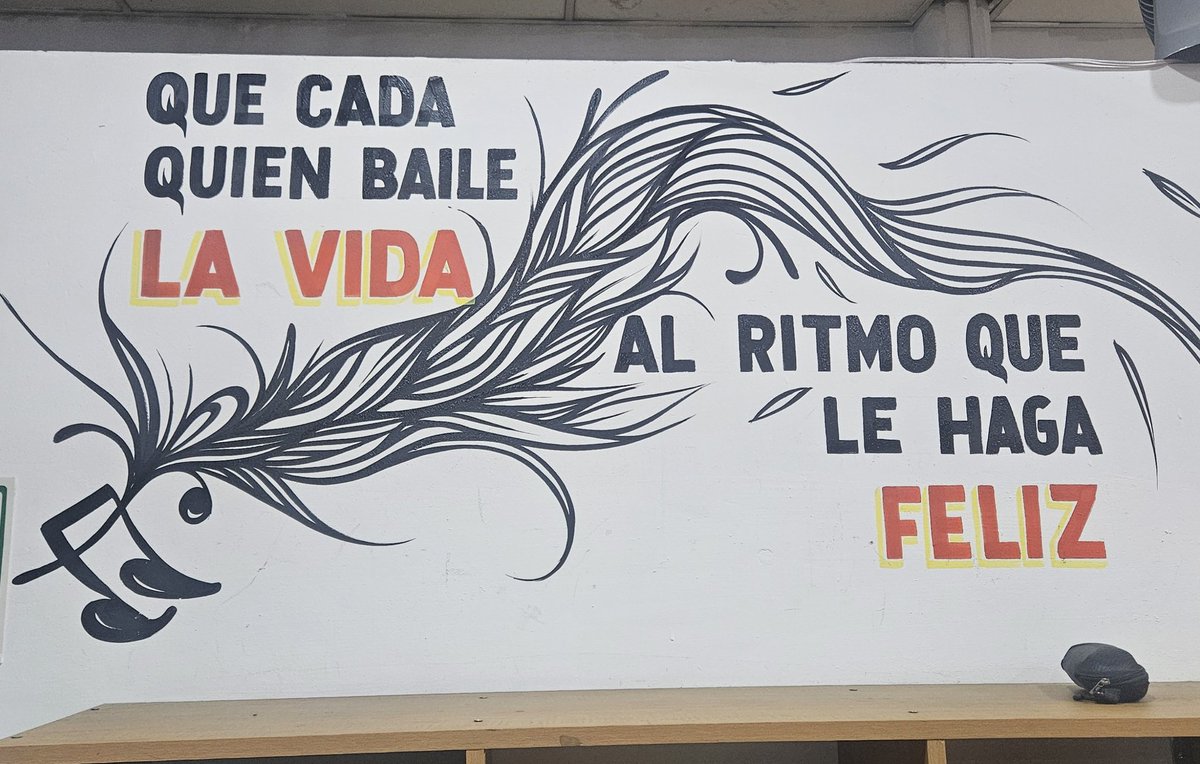 En la academia nos recibe este poema... con actitud Salsera.