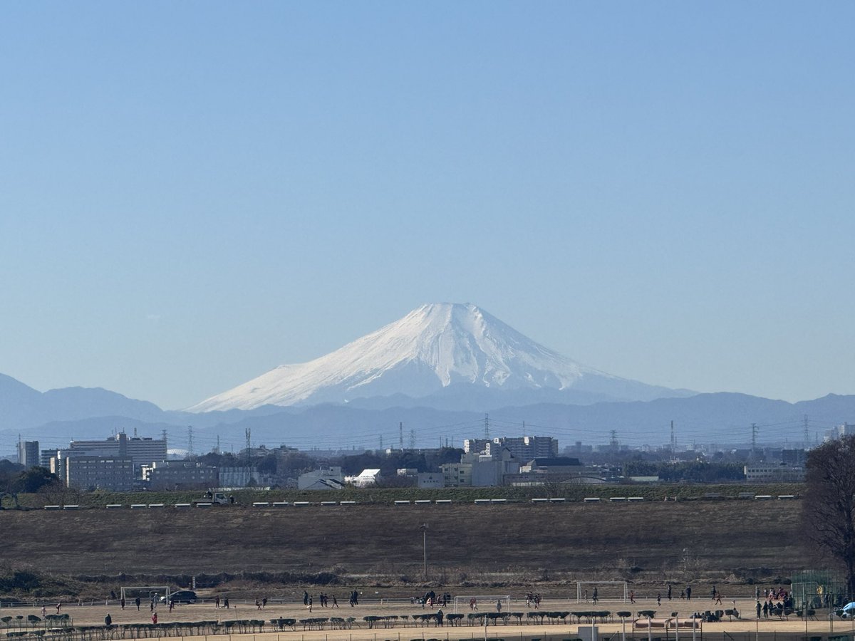 season3future's tweet photo. 雲ひとつない空

ライトブルーのベール越しに見る
白いお召し物の富士山

今日が良い日になります様に https://t.co/vULl8tQjiX