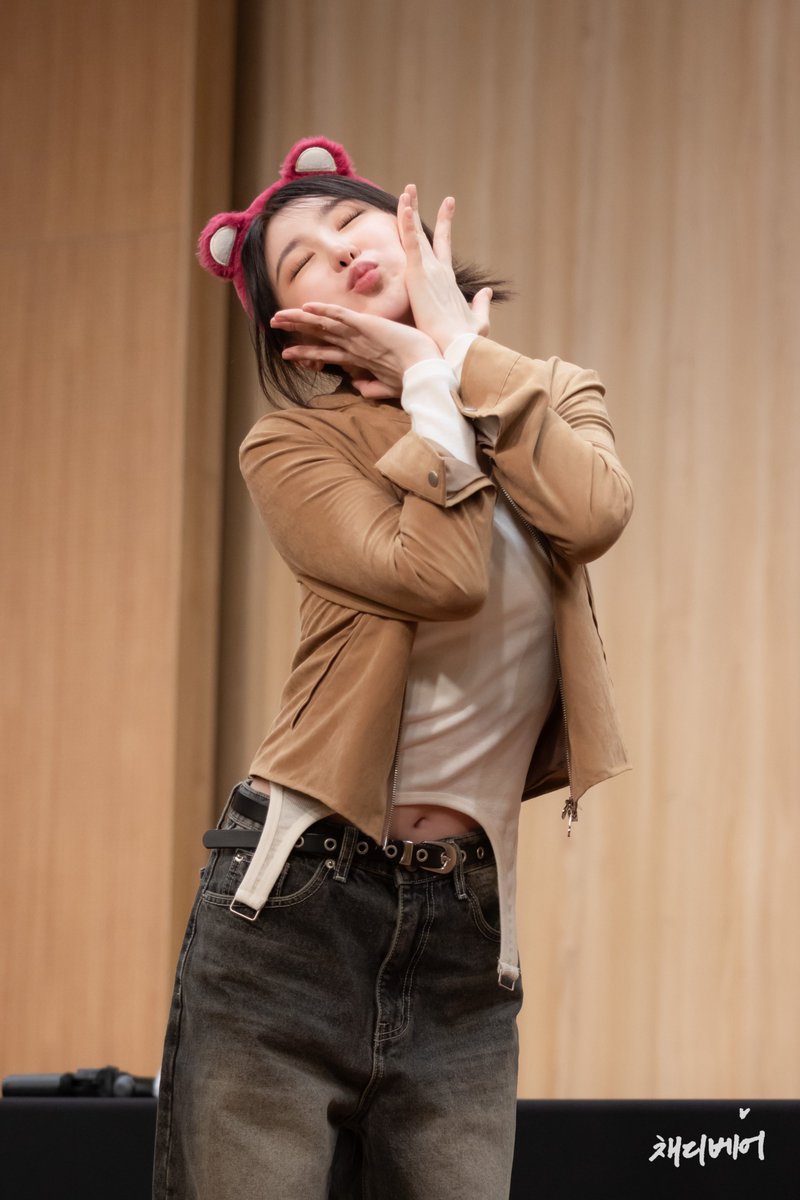 Chaedybear's tweet image. 🥳HAPPY CHAEYEON DAY!🥳

오늘은 채연이날!
즐겁고 행복한 생일 보내!

#오늘은_여니데이_하라생으로_가득채워
#Like_A_Star_ChaeyeonDay
#HAPPYCHAEYEONDAY 

#이채연 #LEECHAEYEON #イチェヨン