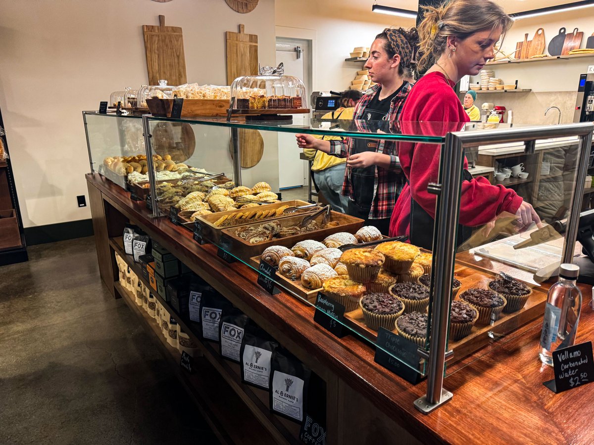 NewsFromCCT's tweet photo. Stopped by Al & Ernie’s Bakery Cafe in Battle Ground this morning! The bagel sandwich was amazing, and my little one loved the triple chocolate muffin. Have you visited yet? Read more: https://t.co/szTUmIFoHr #BattleGroundWa #ClarkCountyWa https://t.co/xqzdVE9kA5