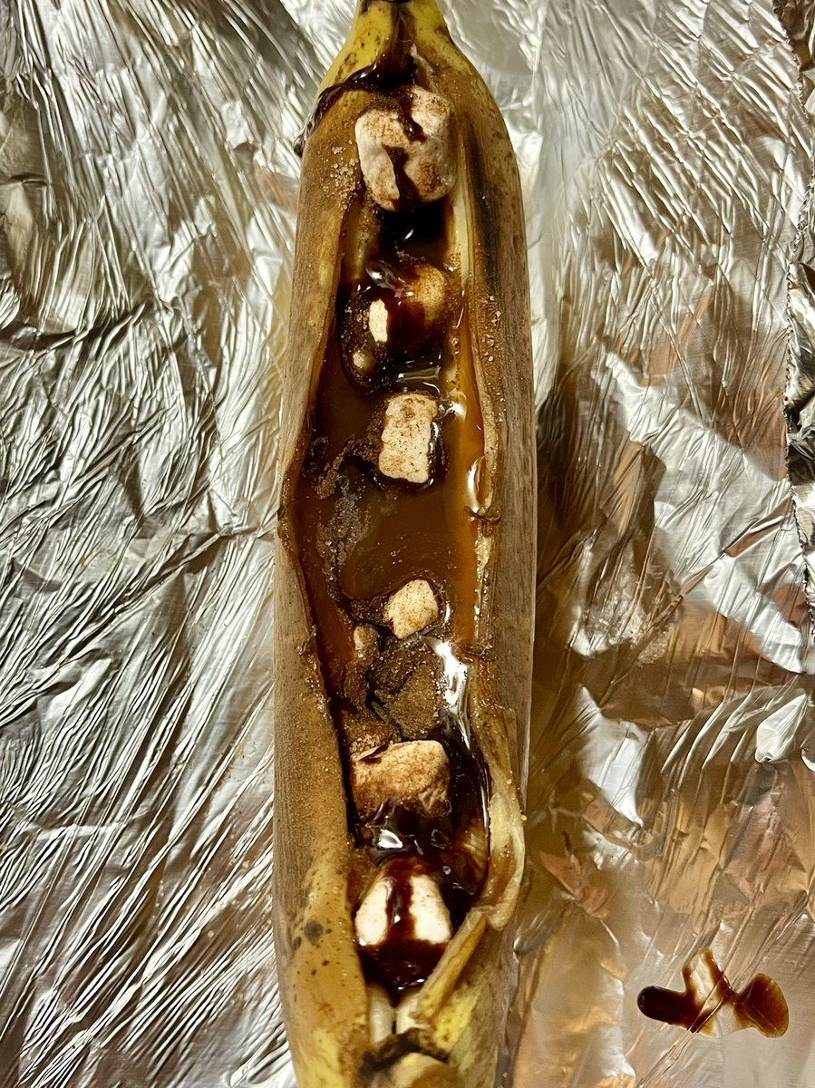 fudgemon's tweet photo. Super simple to prep &amp; cook. Extremely delicious! 

Chocolate, caramel, cinnamon/sugar, marshmallows. Wrap in foil &amp; bake at 325 for 5-8min. https://t.co/YW5mytPkBG