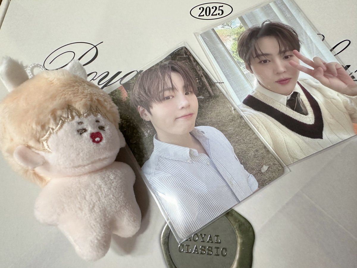 하성운 시그 드디어 왔다 :(˘•̥ㅁ•̥˘ ):
ㅋㅌㅍ 배송🤦🏻‍♀️
보조개 성운이 브이 성운이 예뻐서 참는다

꺄륵우니 무사히 잘 도착🥹
아 너무 너무 귀여워요🫶🏻
<a href="/milky____oon/">MILKIKI🐸</a>