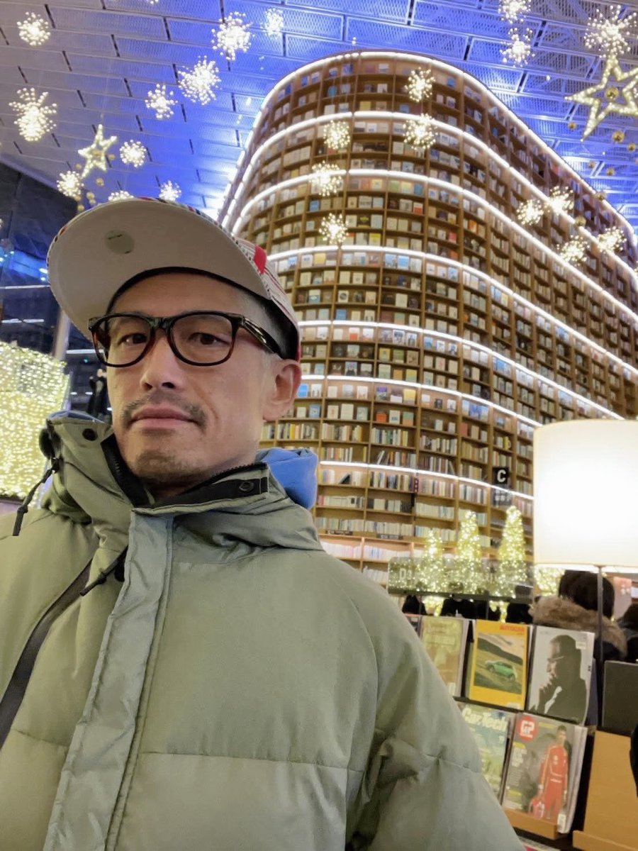 ソウル🇰🇷江南(カンナム)にある
ピョルマダン図書館へ🏢

昼に何度か
行った事がありましたが
⁡夜に行ったのは初めて🙋‍♀️

素晴らし過ぎました❣️

スターフィールド コエックスモール
📮ソウル特別市 江南区 三成洞 159

冬の韓国グルメ&amp;イルミネーション動画
⁡ 🟣 youtu.be/WCzxqAwH-Ec 🟣