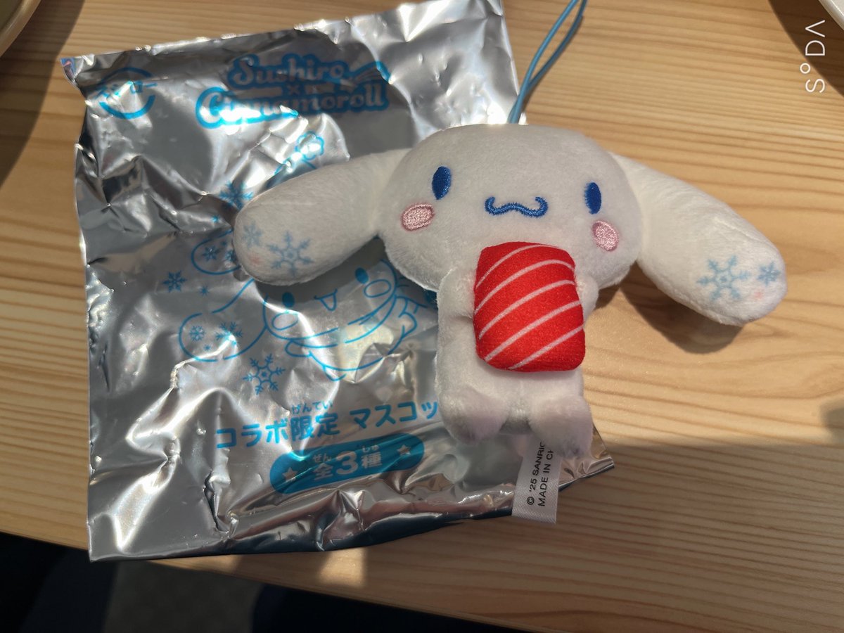runalium_05's tweet photo. 鮪持ってるシナモン可愛すぎて死 https://t.co/FOS5whwVE4