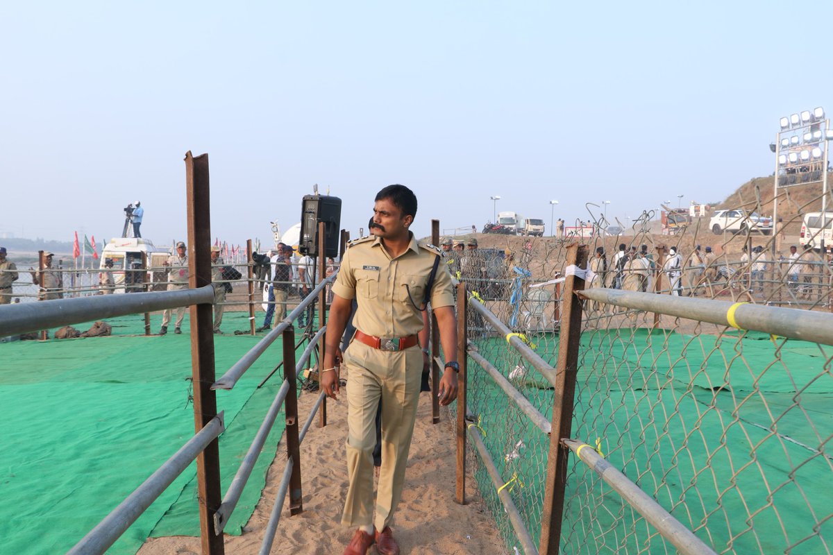 SpKothagudem's tweet photo. భద్రాచలం శ్రీ సీతారామచంద్ర స్వామి వారి తెప్పోత్సవం,వైకుంఠ ద్వార దర్శన ఉత్సవాలలో ఎలాంటి అవాంఛనీయ సంఘటనలు జరగకుండా ప్రశాంతంగా జరిగేందుకు సహకరించిన భక్తులకు మరియు జిల్లా అధికార యంత్రాంగానికి ప్రత్యేక కృతజ్ఞతలు తెలియజేసిన జిల్లా ఎస్పీ రోహిత్ రాజు ఐపీఎస్ @TelanganaDGP @TelanganaCOPs https://t.co/AyBO2Lowcv