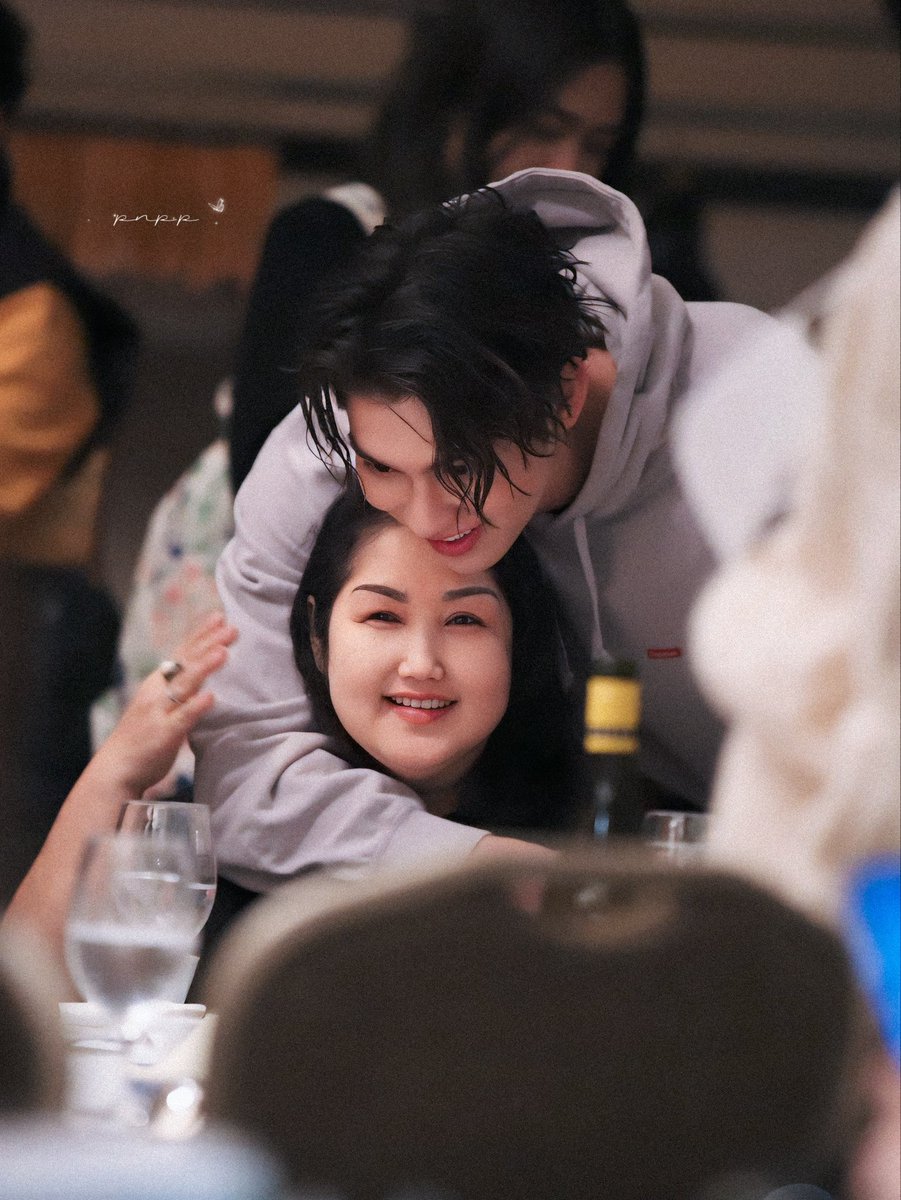 ส่วนรูปนี้ก็รีรันไปทุกปีต้าวอ้วงลงเวทีก็วิ่งไปกอดคุณแม่เลย 👶🏻🤏🏻 #bbrightvc
