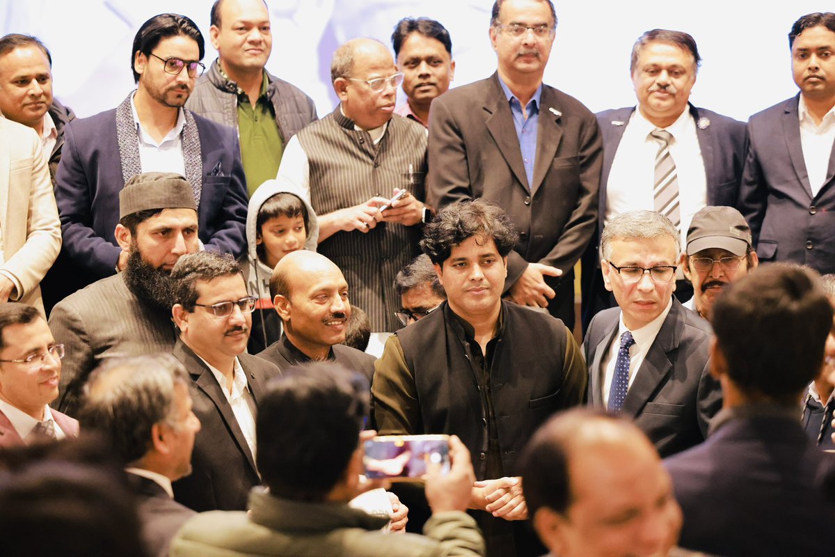 ShayarImran's tweet image. कल रात क़तर की राजधानी दोहा में AMU ओल्ड ब्वायज़ एसोसिएशन द्वारा आयोजित सर सैय्यद डे सेलेब्रेशन का कार्यक्रम शानदार रहा, अप्रवासी भारतीय साथियों का दिया गया अपनापन हमेशा याद रहेगा।
ख़ूब सारी अदबी,तालीमी और समाजी गुफ़्तगू होती रही, मौजूदा दौर में मुल्क और मिल्लत की बेहतरी के लिये…