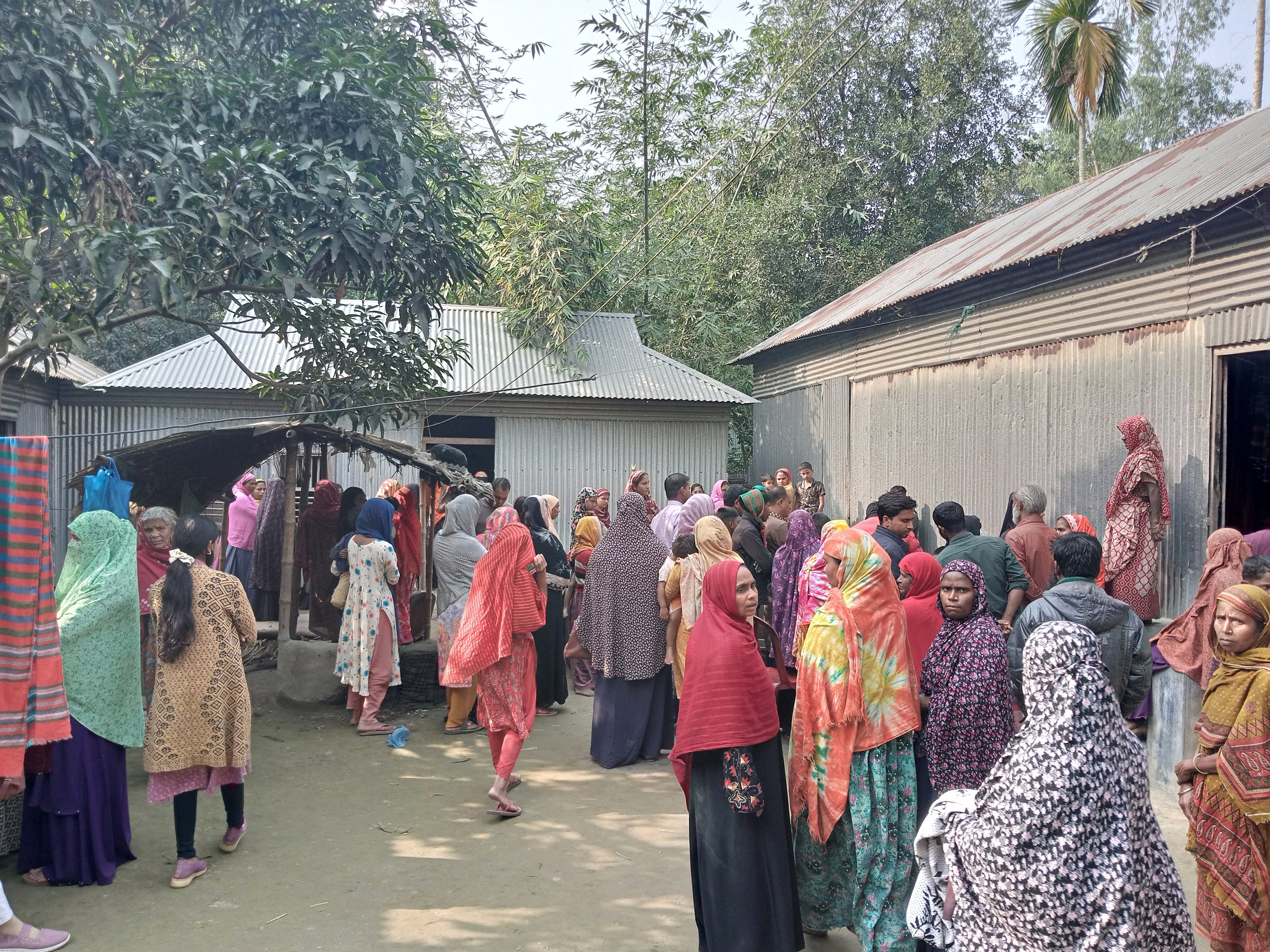 বাপের বাড়ী থেকে ফিরে শ্বশুর বাড়ী এসে গৃহবধূর আত্মহত্যা