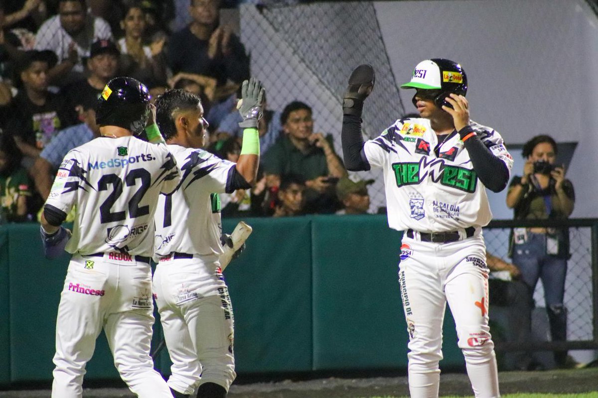 BitacoraPma's tweet photo. Final | #BéisbolJuvenil #DAvsPO
Darién 2-8 Panamá Oeste: ¡Los "Vaqueros" hacen respetar la casa, venciendo a las "Harpías"!
Destacados: Michael Worthington 1CA, 2H, 2CE, Franklin Hernández 1CA, 1H, 2CE.
LP: Roberto Mendoza - LG: Miguel Gómez
(📸Cortesía: @FedebeisOficial) https://t.co/cYR13KTbTK