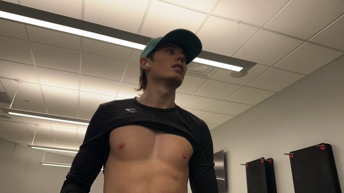 Watch itsevanwade's leaked NSFW photo on TwXstars