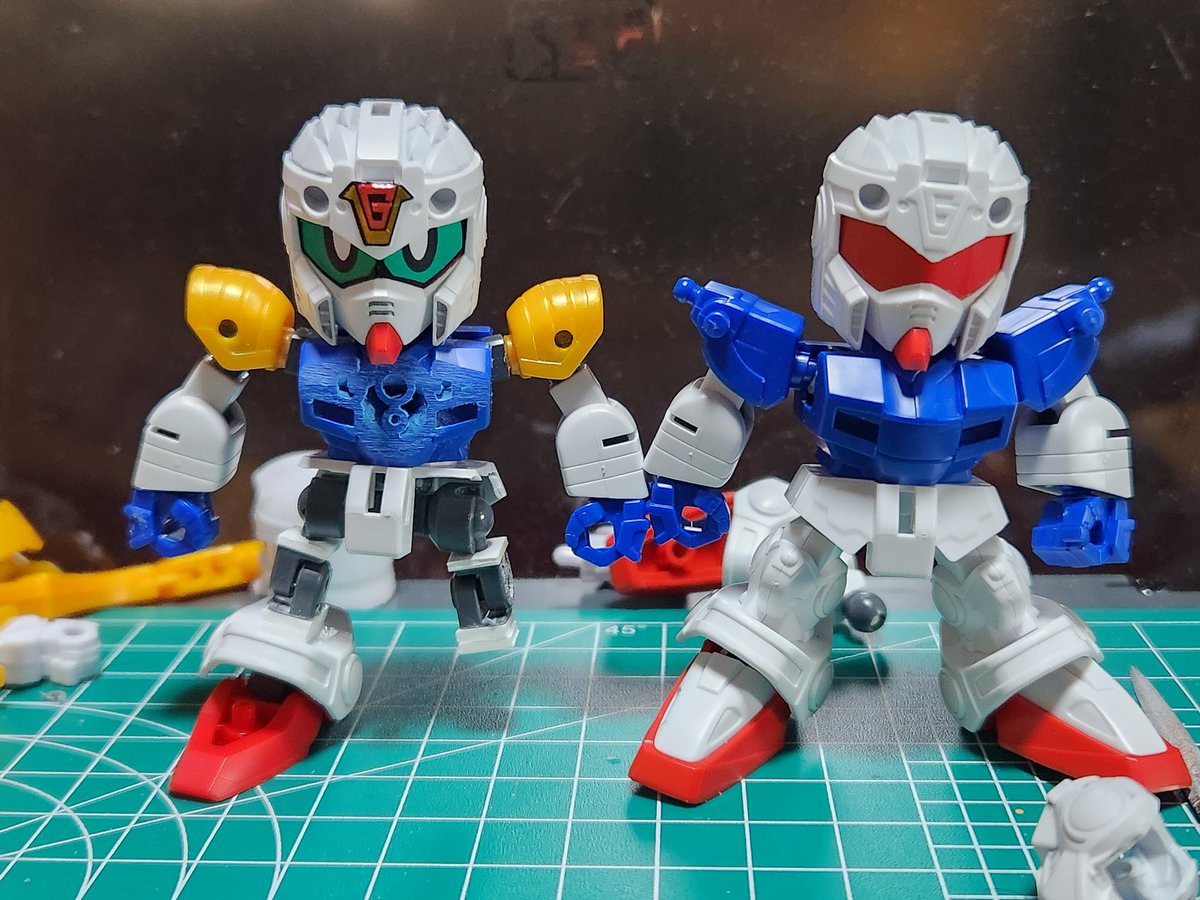 IqXkiHxmxvcZAkB's tweet photo. 本日も模活中で途中経過です☺
脚部を號斗丸の足をバラして脛を2mm幅増ししてSMKフレームとガッチャンコ、素組みとバランスを比較して身長は大体同じくらいに。
開脚は少し狭くなりましたが、膝立ちは外装付けても問題なくいけそう︎︎👍 https://t.co/Cfe4lnUkDg