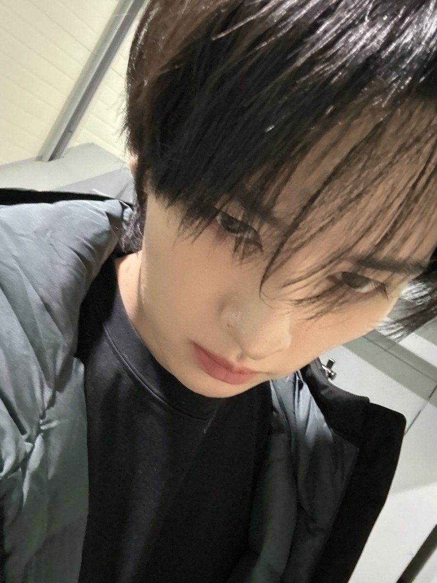 seungelical's tweet image. quién se sacrificó por estas dos primeras selcas de Minho del 2025