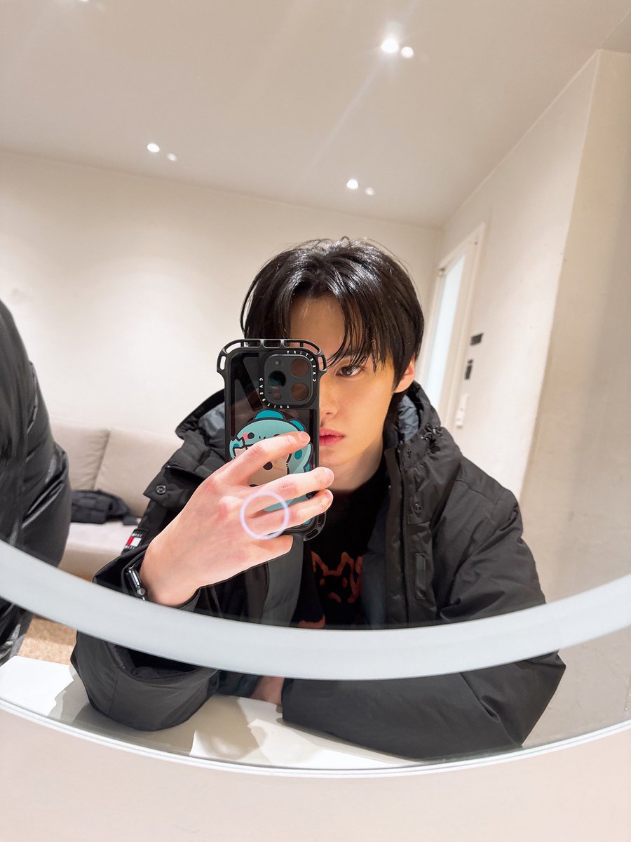 seungelical's tweet image. quién se sacrificó por estas dos primeras selcas de Minho del 2025