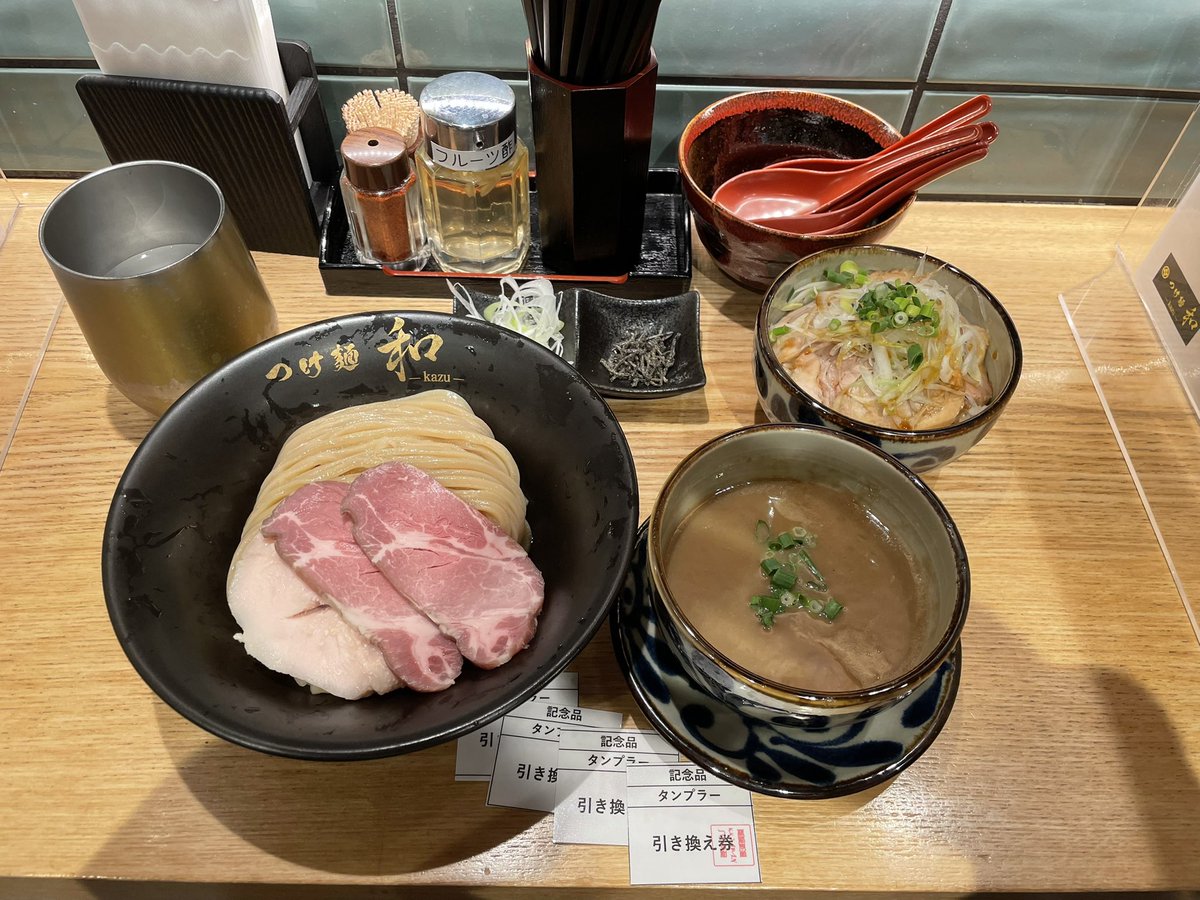 real_yu's tweet photo. つけ麺始めしました！
今年も美味しくいただきます。
タンブラーもGETできて、良いスタートです！
#つけ麺和
#東京本店
#周年祭 https://t.co/bQFyFRg5KW