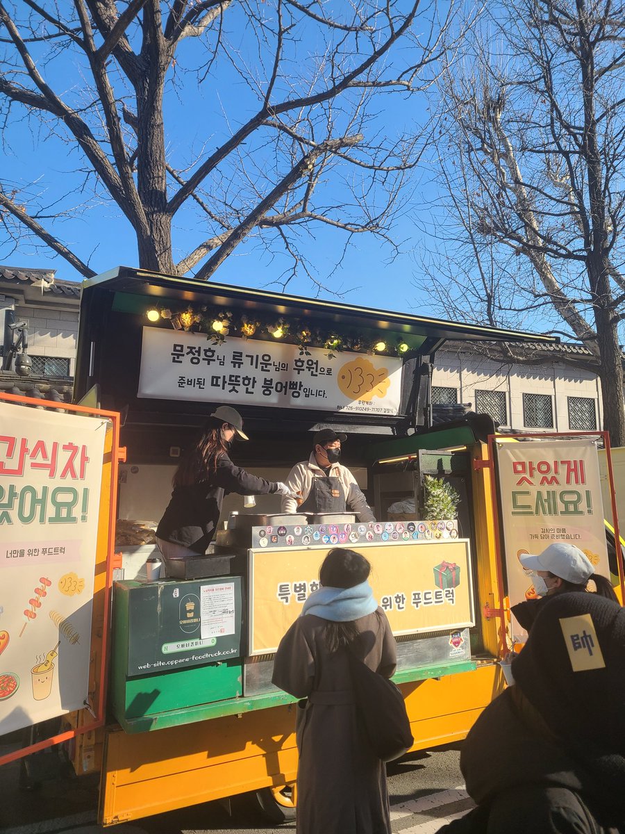 tmxlvmflvmfltmx's tweet photo. 푸드트럭 보낸 이름이 익숙해서 자세히 보니 용비불패, 고수 등 한국 무협 만화의 거장 문정후-류기운 콤비가ㅜㅜ 여기서 또 협의 정신이 ㅠㅠ https://t.co/29GEw2EZir