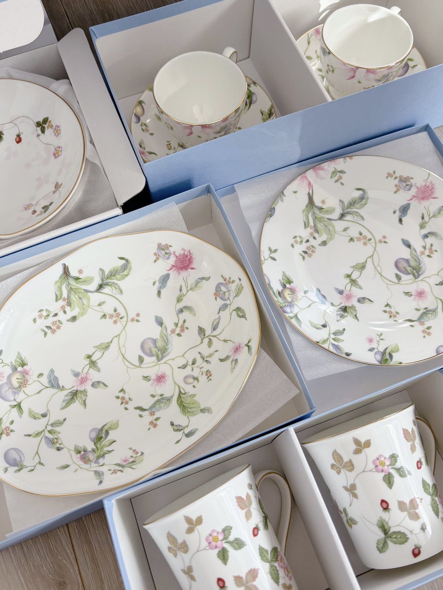 ウェッジウッドの福袋届いた〜！ おうちにこのブルーカラーの箱が