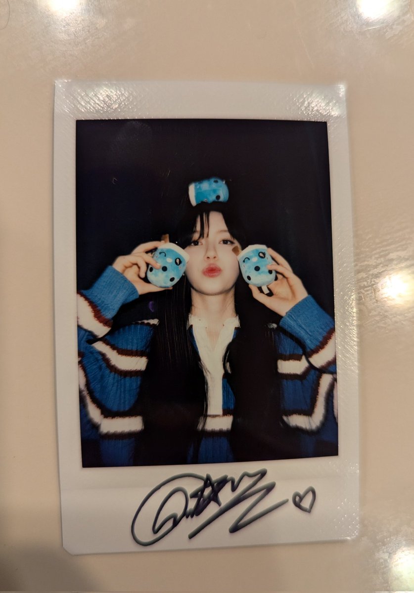 Hypherien's tweet photo. CHANELLE MY QUEEN 😍👑💖💘💞 I was so lucky to win the @_mymusictaste #LoveSprinklewithTWENY polaroid event! ♥️ I hope the FIFTY FIFTY girlies had a precious memorable first tour in the U.S.A. 🇺🇸 and I will cherish this polaroid forever!  @we_fiftyfifty #FIFTYFIFTY #피프티피프티 https://t.co/3iKJiWyRsz