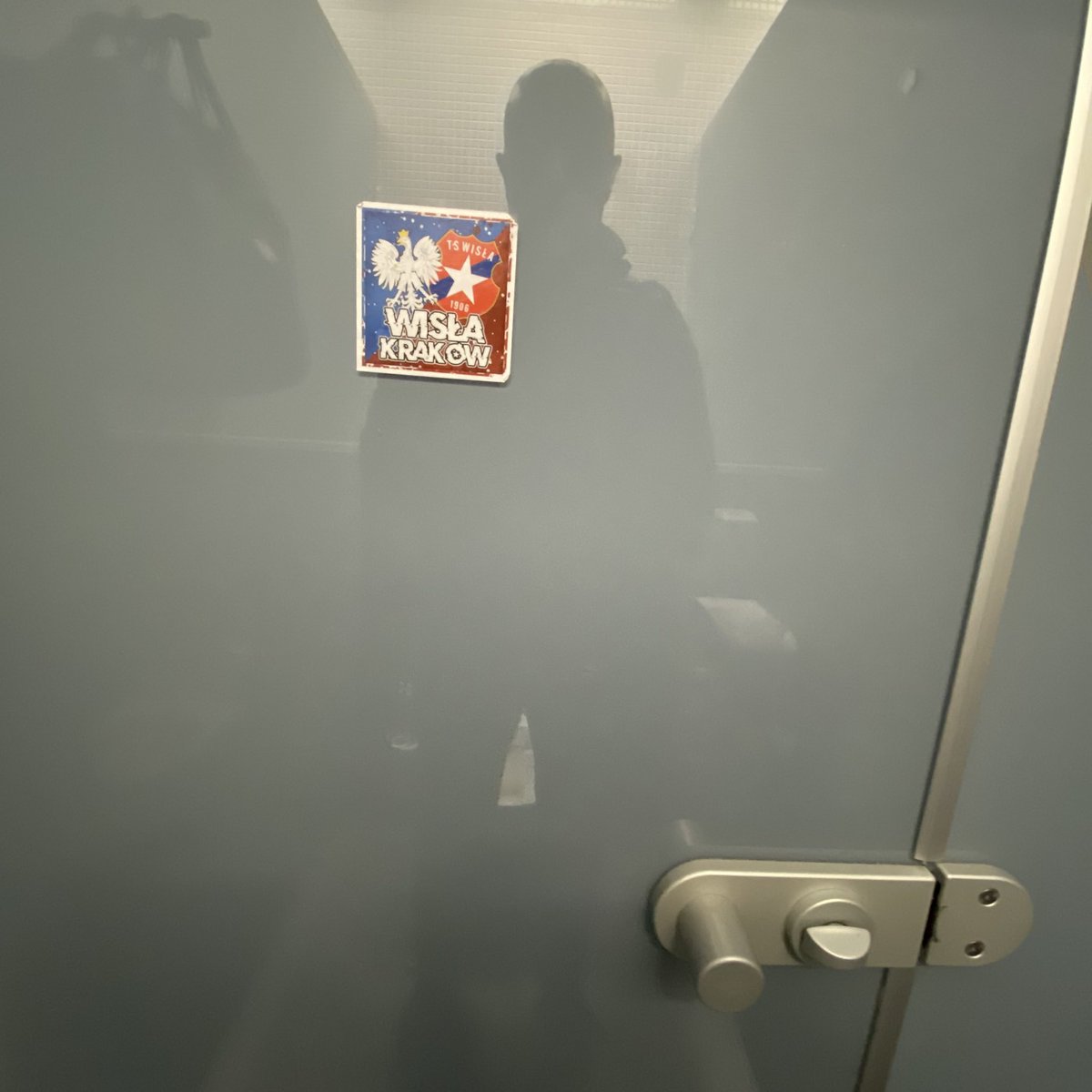 jdrabko's tweet photo. Według fana Wisły Kraków miejsce na polskie godło jest w monachijskiej toalecie na lotnisku #futbol https://t.co/rDdtlh6BNd